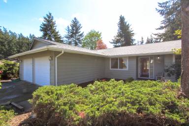 Main picture of 7435 NE 120th St