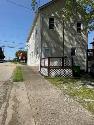 Main picture of 1010 W Tuscarawas Ave