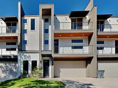 Main picture of 4801 Monarch St