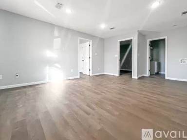 Main picture of 211 W Border St
