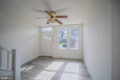 Main picture of 1018 1/2 W 7th St