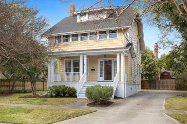 Main picture of 1152 Surrey Cres