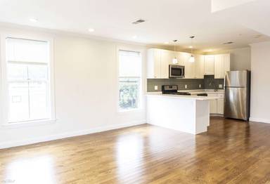 Main picture of 2747 Washington St