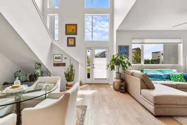 Main picture of 3864 Blondie St