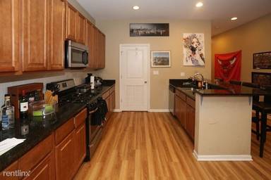 Main picture of 3223 N Sheffield Ave