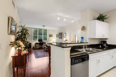 Main picture of 720 S Sapodilla Ave