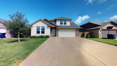 Main picture of 923 Emerald Dove Ave