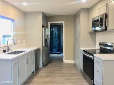 Main picture of 982 Carmel St