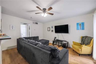 Main picture of 2207 Leon St