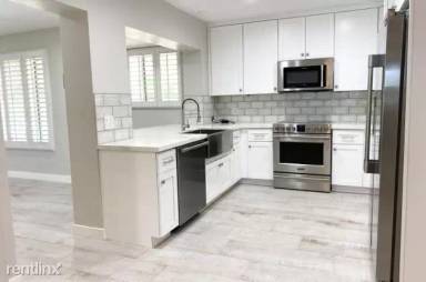 Main picture of 303 E Elm St