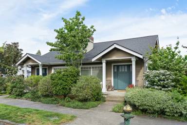 Main picture of 300 31st Ave