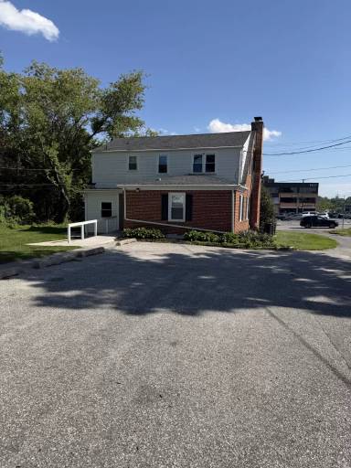 Main picture of 8 E Seminary Ave