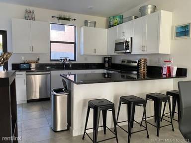 Main picture of 1505 SW 28th St