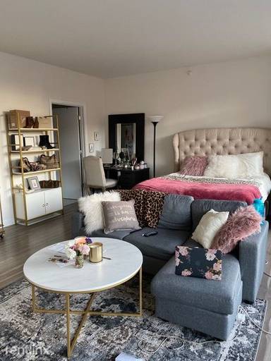 Main picture of 733 N La Salle Dr