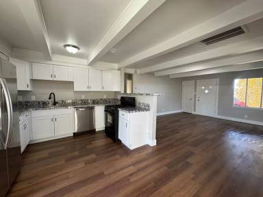 Main picture of 118 W 5th St