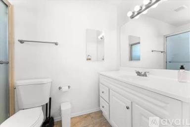 Main picture of 5502 W Roma Ave