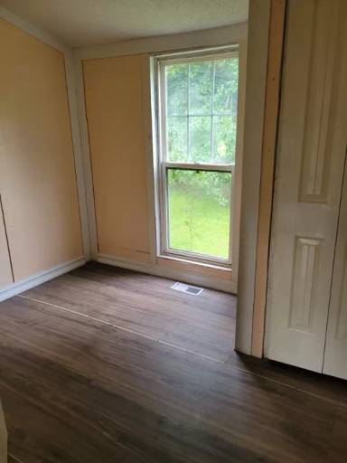 Main picture of 736 Point Dr