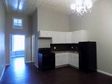 Main picture of 121 W Broadway Ave