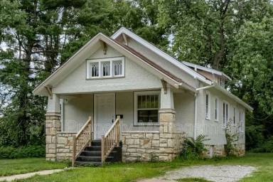 Main picture of 2431 E 68th St