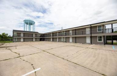 Main picture of 1604 W McNeese St