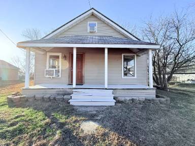 Main picture of 114 Oak St