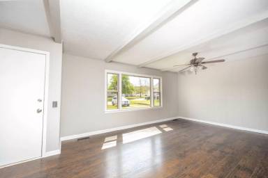 Main picture of 101 Lee Road 386