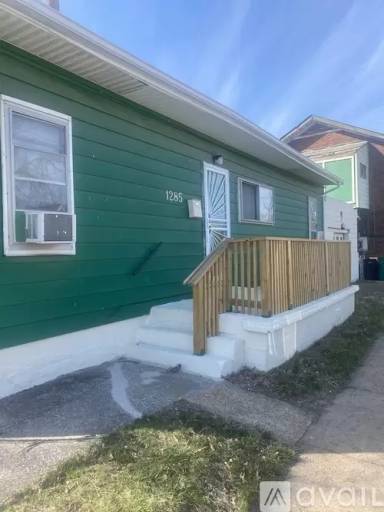 Main picture of 1285 Kingsland Ave