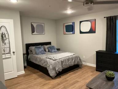 Main picture of 733 W 52nd St