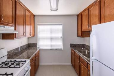 Main picture of 901 Manhattan Ave