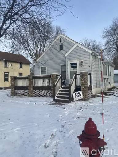 Main picture of 265 S Oak St