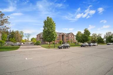 Main picture of 325 W 700 N