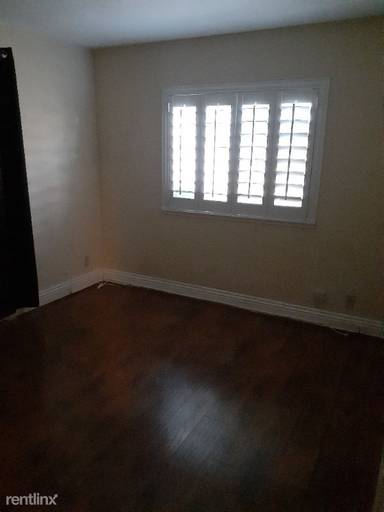 Main picture of 218 N Sweetwater Ln