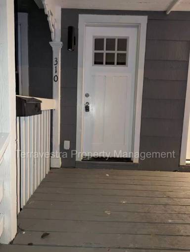 Main picture of 310 W Powell St