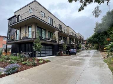 Main picture of 940 North St