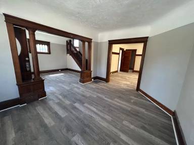 Main picture of 1210 E 84th St