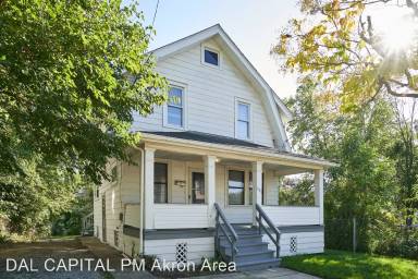 Main picture of 884 Longview Ave