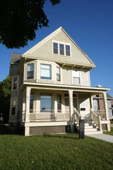 Main picture of 519 E 3rd St