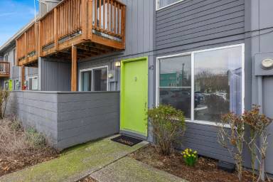 Main picture of 3612 SE 28th Pl