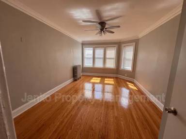 Main picture of 654 E 81st St