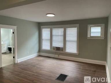 Main picture of 1239 W Berry St