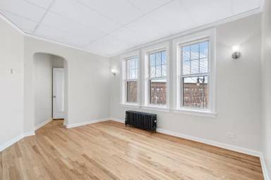 Main picture of 1440 W Howard St