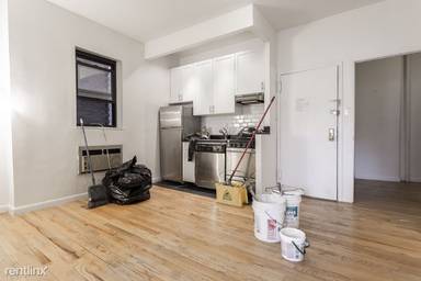 Main picture of 220 E 85th St