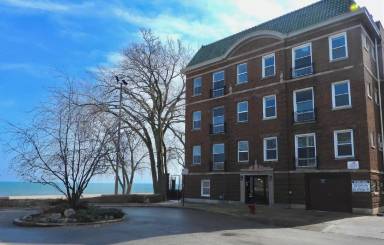 Main picture of 1051 W Pratt Blvd