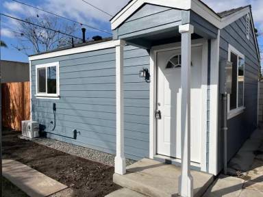 Main picture of 2038 S Sycamore St