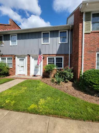 Main picture of 1300 Larchmont Place