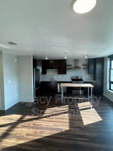 Main picture of 208 E Greenfield Ln