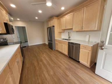 Main picture of 21 E Maple St
