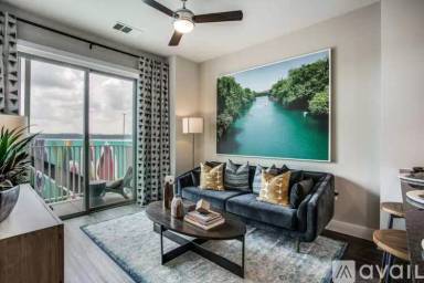 Main picture of 250 N Lamar Blvd