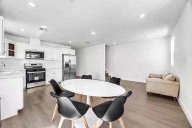 Main picture of 1156 W 38th St