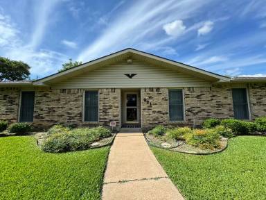 Main picture of 921 Mossvine Dr